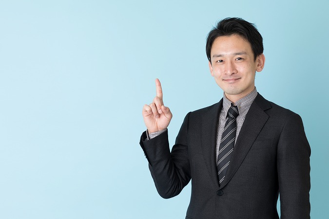 解説をするスーツの男性