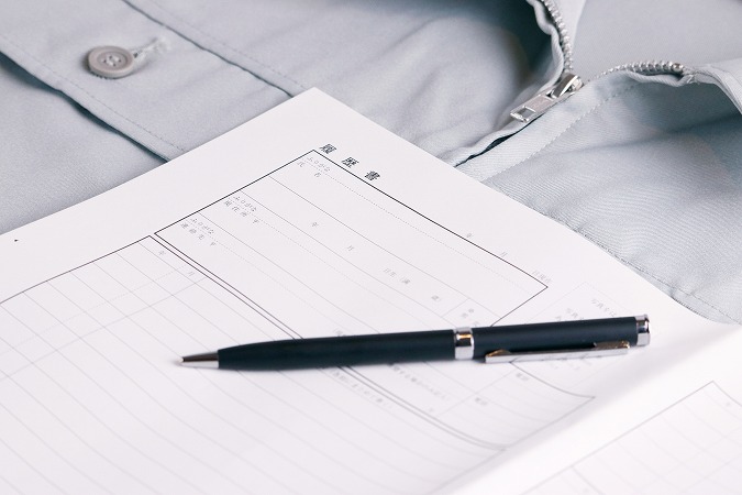 履歴書と作業服と万年筆