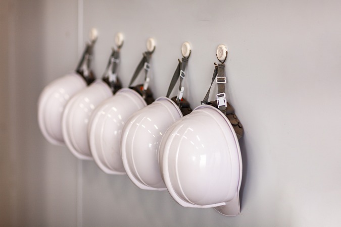 並ぶ5つのヘルメット